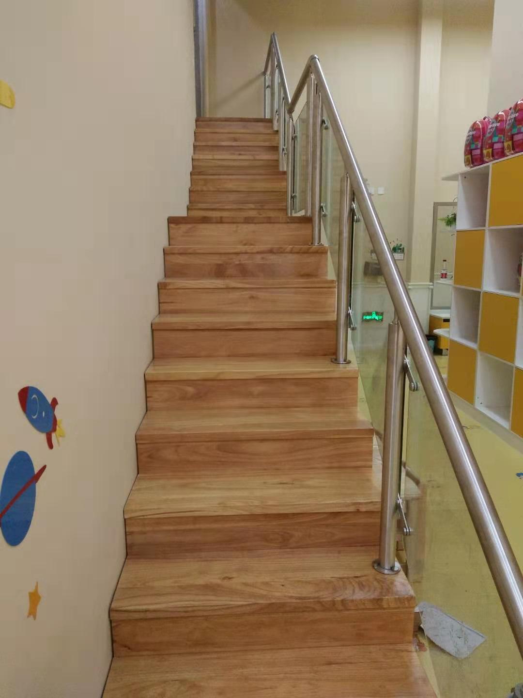 丽日广场幼儿园钢木整梯