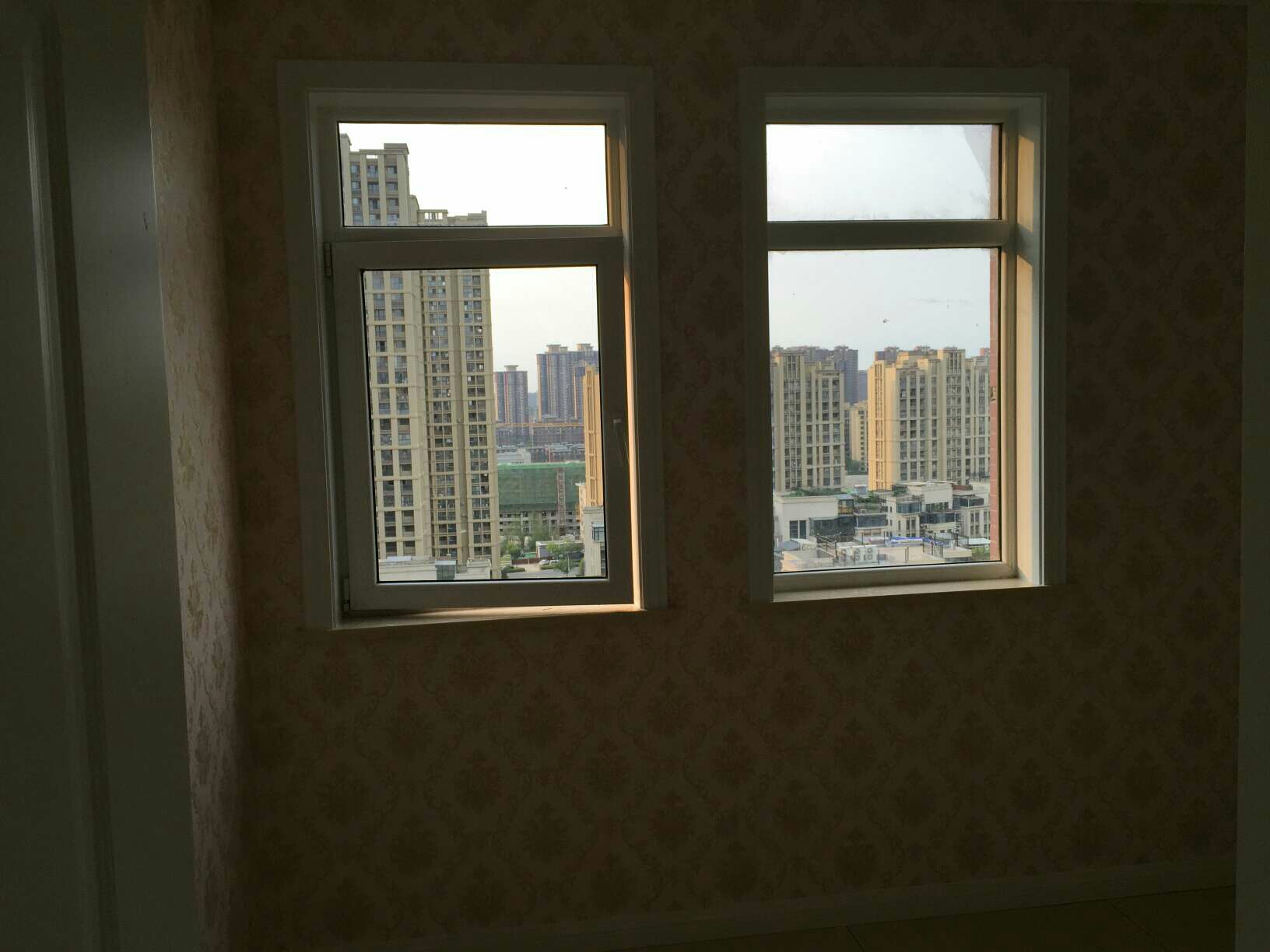 新中式风搭配木纹铝合金门窗——新型的古香古色